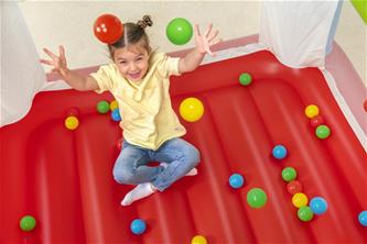 Fisher-Price pomppulinna 175 x 173 x 135 cm sis. pallot ja sähköpumpun.-6