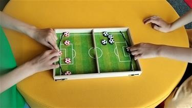 Kiekko jalkapallopeli kuminauhalla-3